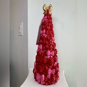 NWT Cupcakes and Cashmere Red Pink Bow
Christmas Tree